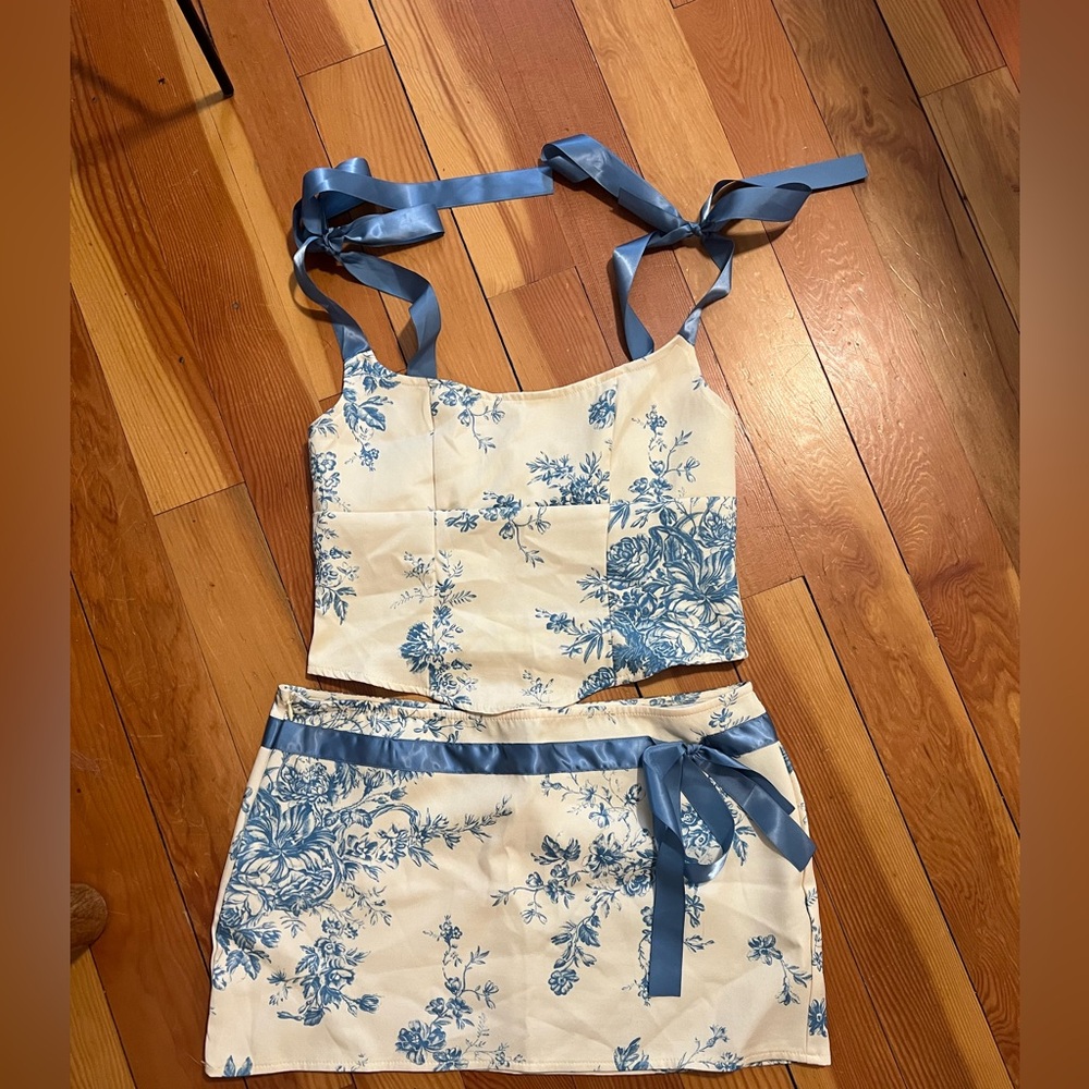 PrettyLittleThing Blue Floral Two-Piece Outfit